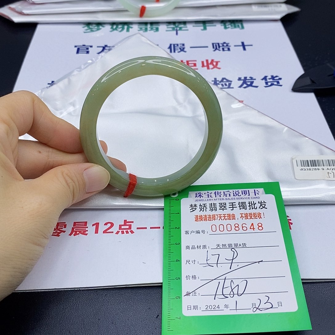 翡翠手镯未镶嵌翡翠手镯