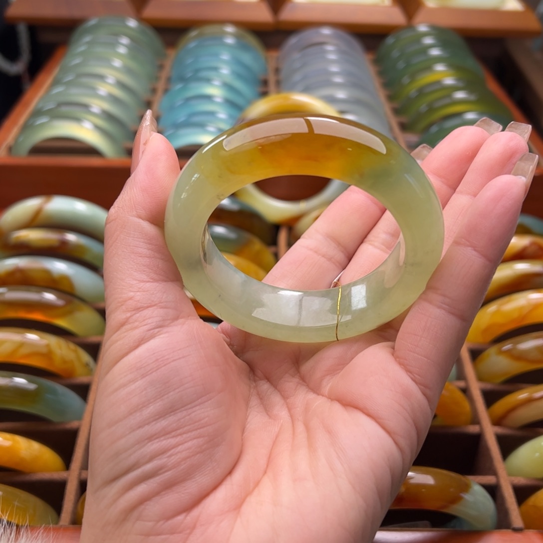 蛇纹石玉手镯未镶嵌