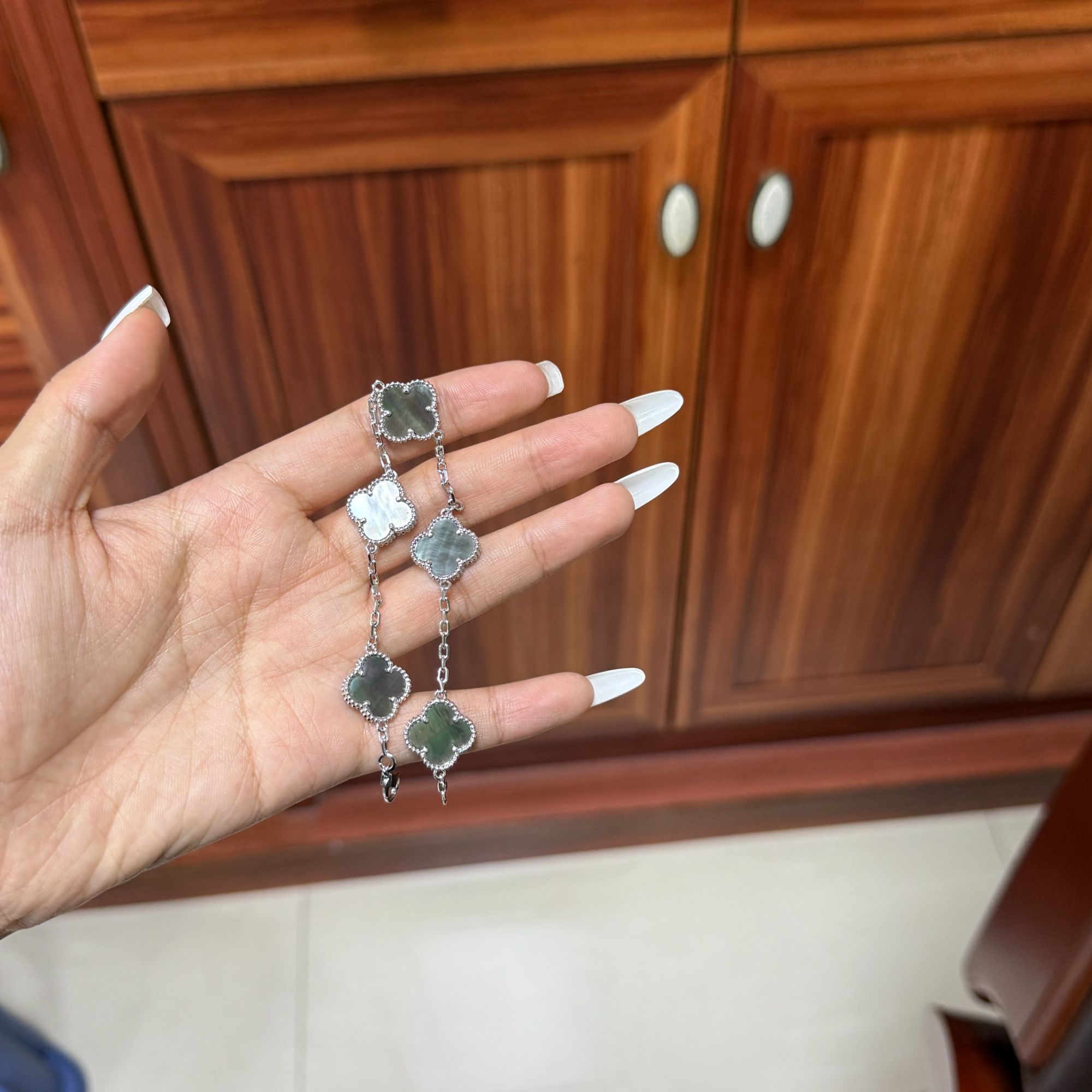 铜合金手链 灰色五花四叶草手链男女轻奢小众高级设计感气质手饰