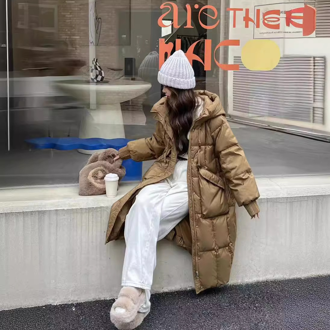 连帽中长款羽绒服女牛角扣盘扣大口袋白鸭绒保暖加厚过膝显瘦外套