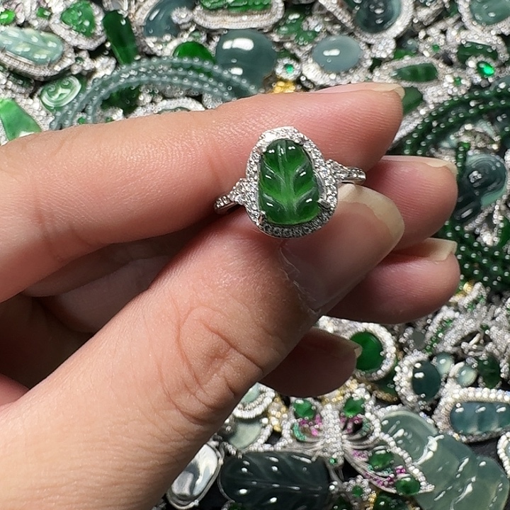 翡翠未镶嵌颈饰天然A货翡翠放漏