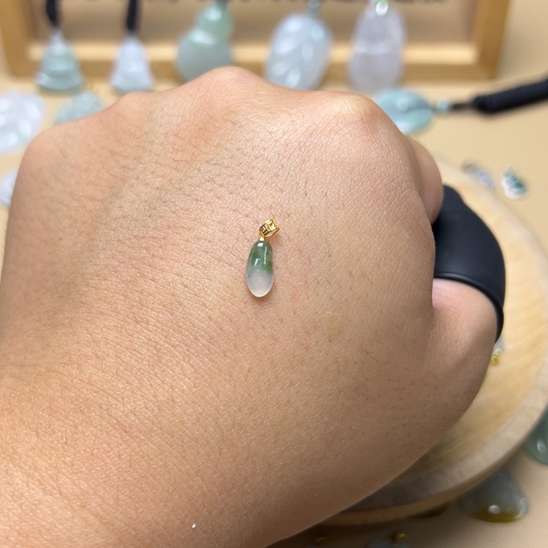 翡翠18K金镶嵌颈饰福瓜