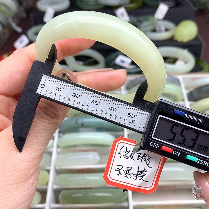 蛇纹石玉手镯未镶嵌503