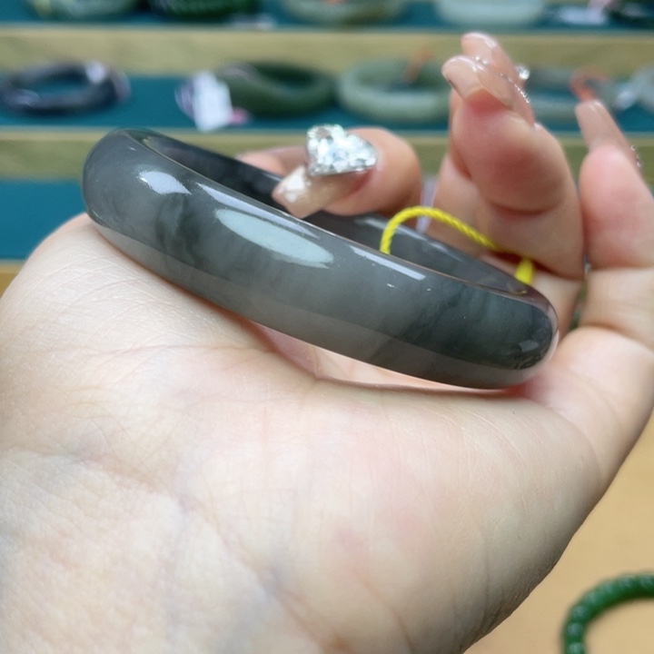 和田玉手镯55+圈口。编号31未镶嵌