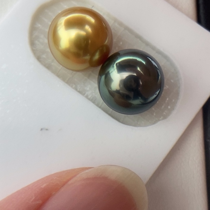 裸珠海水珍珠未镶嵌10.4mm正圆极光浓金+10.6左右极光孔雀绿
