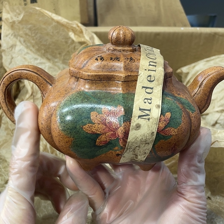 紫砂茶壶原矿泥料，手工制作的一把紫砂壶。