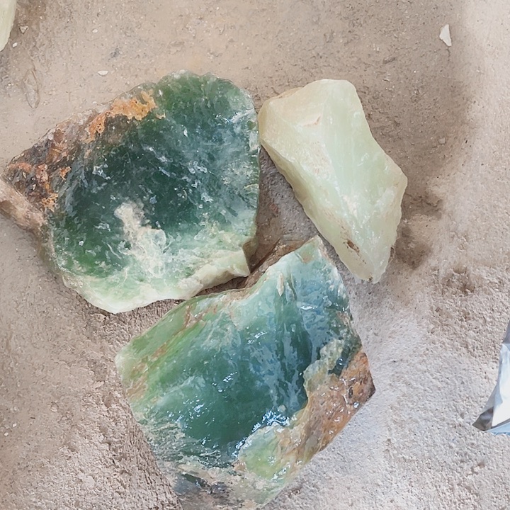 晴***里蛇纹石玉未镶嵌天然岫玉多样性发一