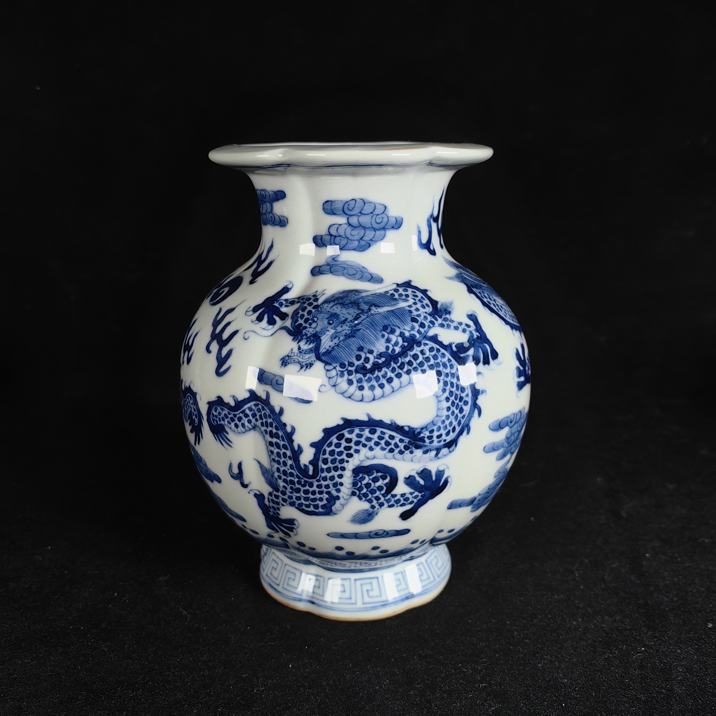 青花云龙戏珠纹花口樽