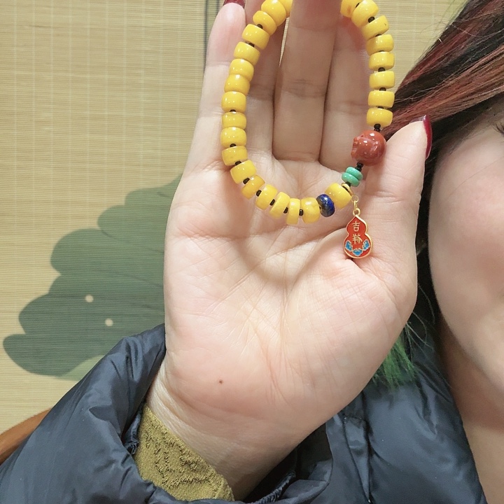 蜜蜡手串未镶嵌坚***。蜜蜡手串