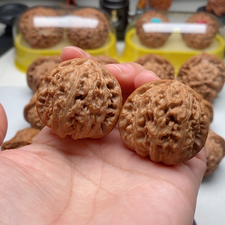 文玩核桃吊坠37白狮子