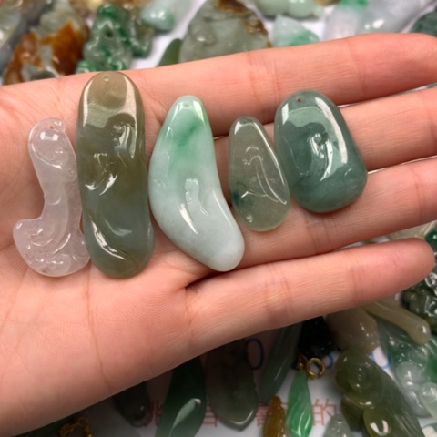 翡翠颈饰未镶嵌祥*阁