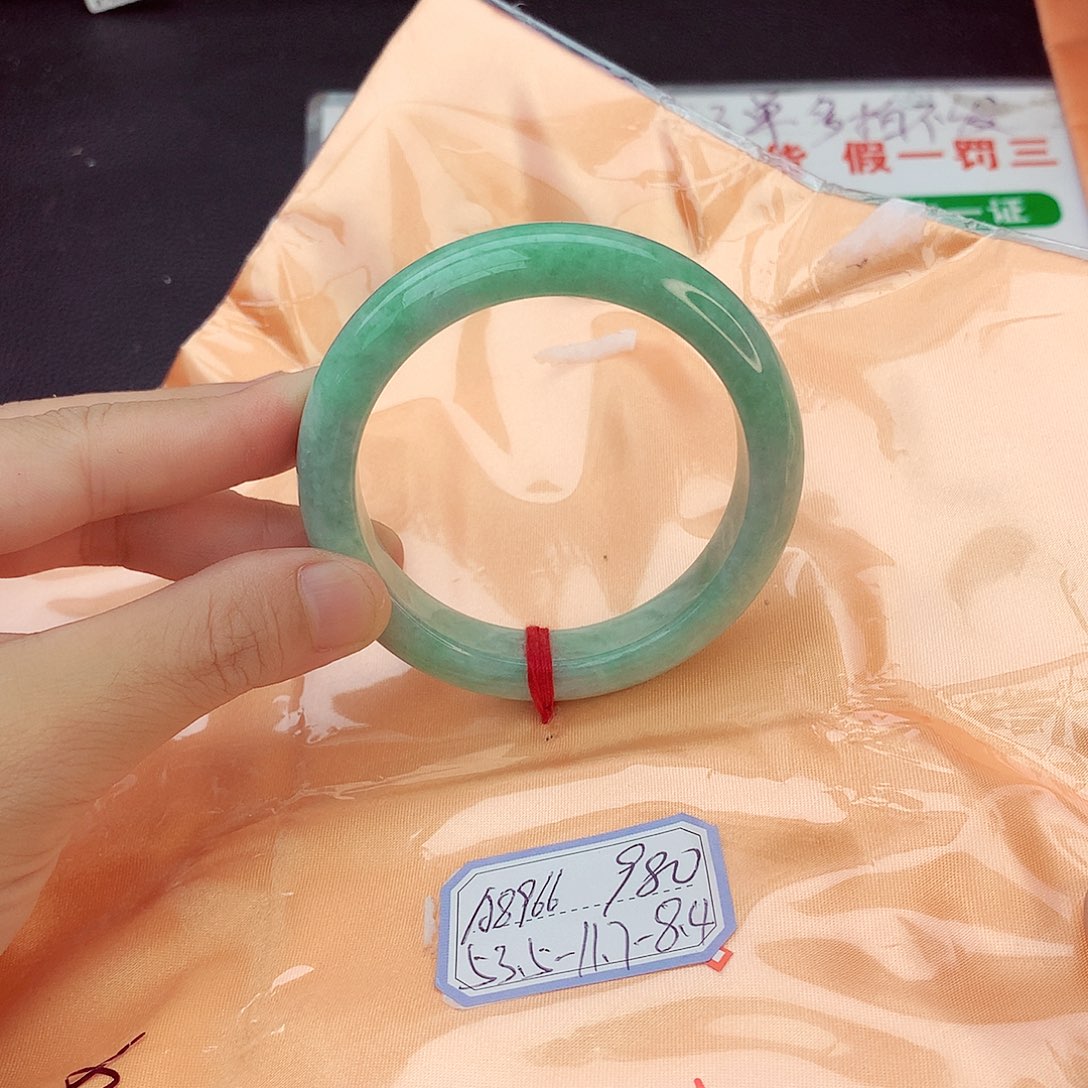 翡翠手镯未镶嵌翡翠