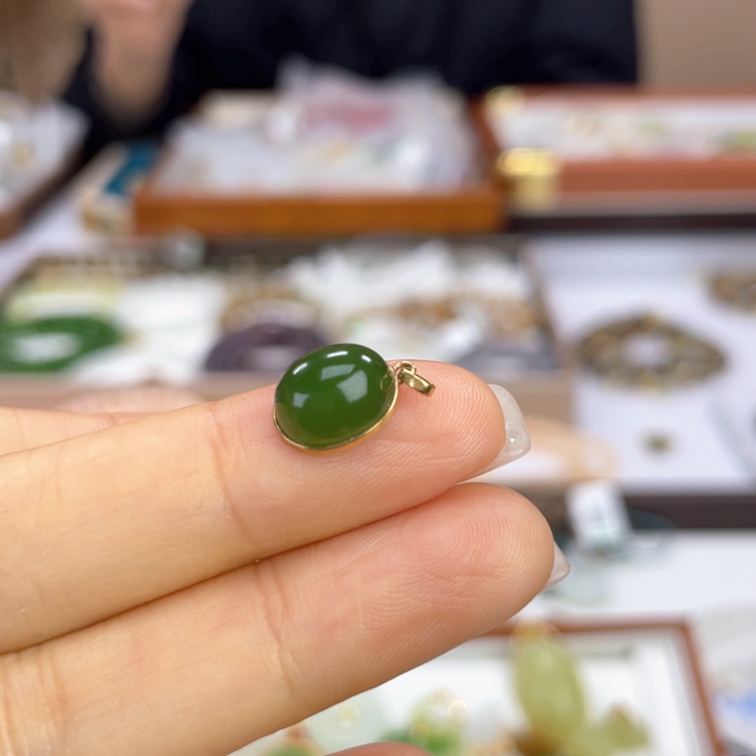 颈饰18K金镶嵌和田玉