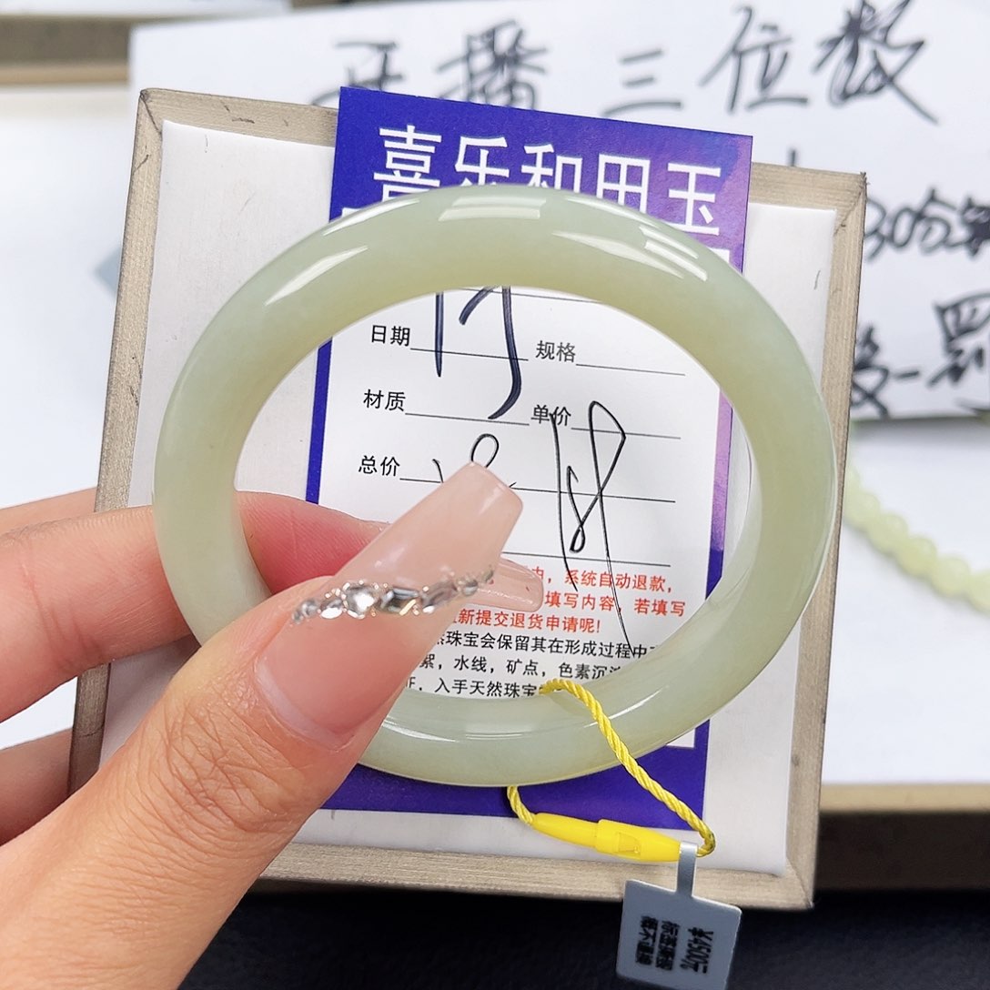 和田玉手镯未镶嵌