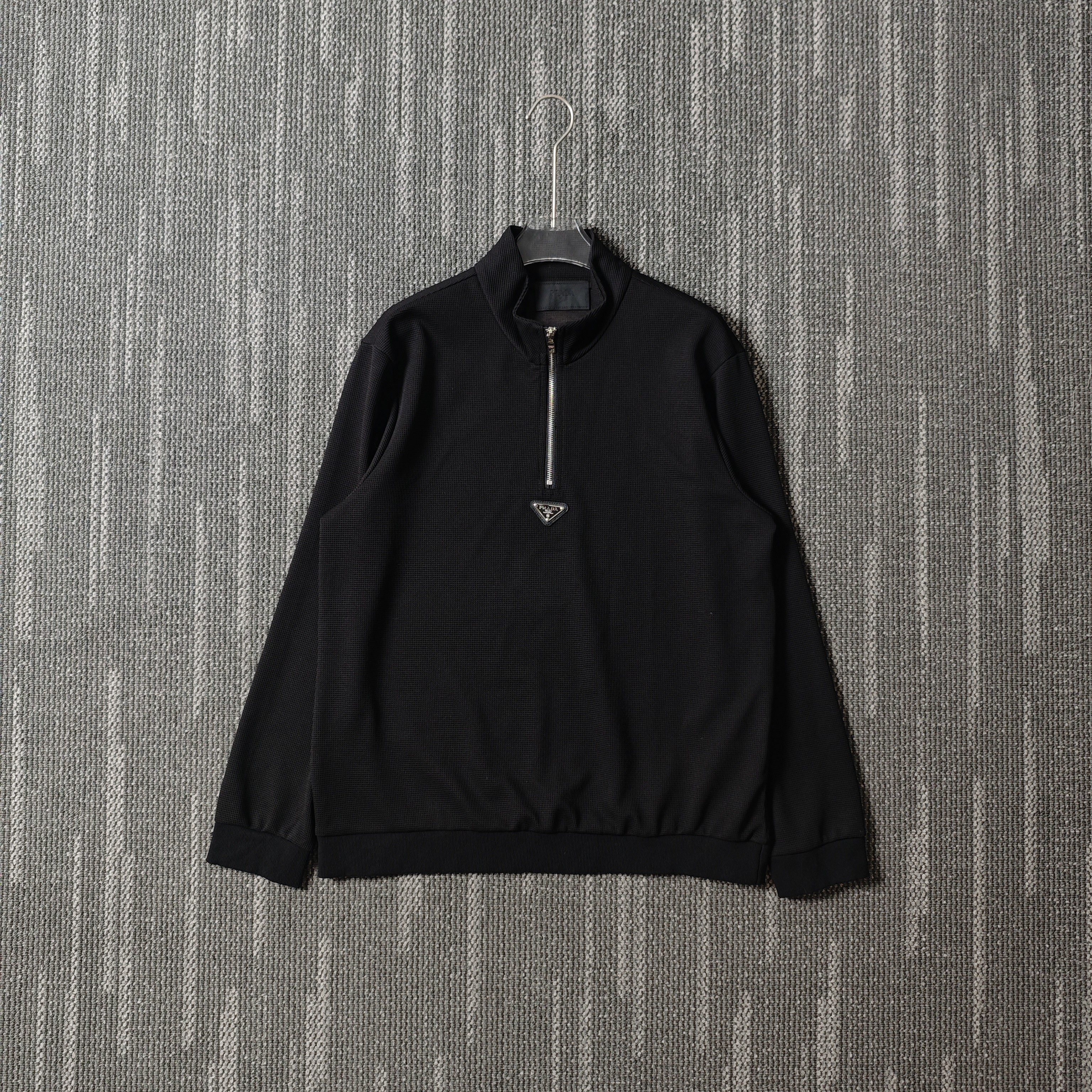 99新 Prada/普拉达 倒三角钢标logo纯色半拉链卫衣/M码/8755