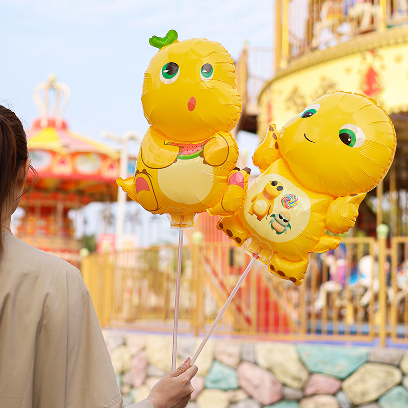 卡通奶龙夹片气球卡通造型打击棒气球儿童夹片手持气球摆摊批发