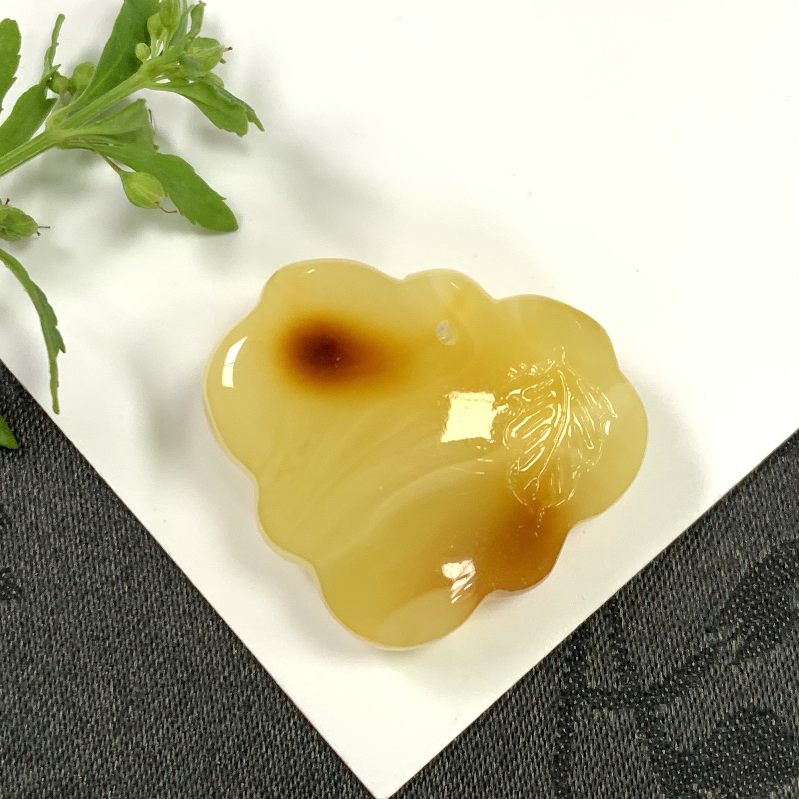 「戴琴珠宝」Z768-蜜蜡雕刻件吊坠（多样性发其一）