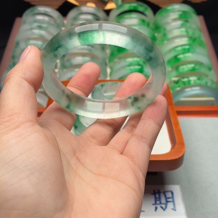 尹***宜石英质玉未镶嵌手镯