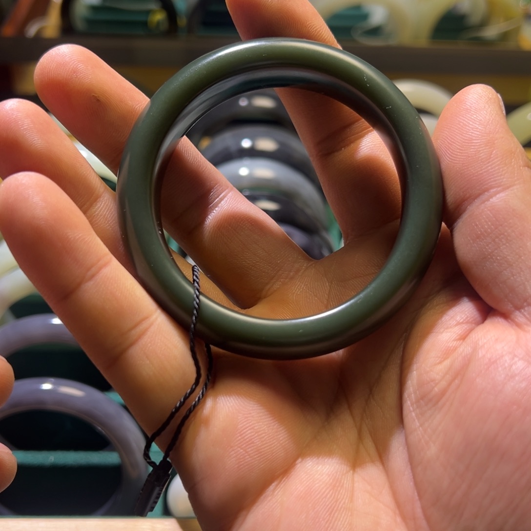 和田玉未镶嵌手镯