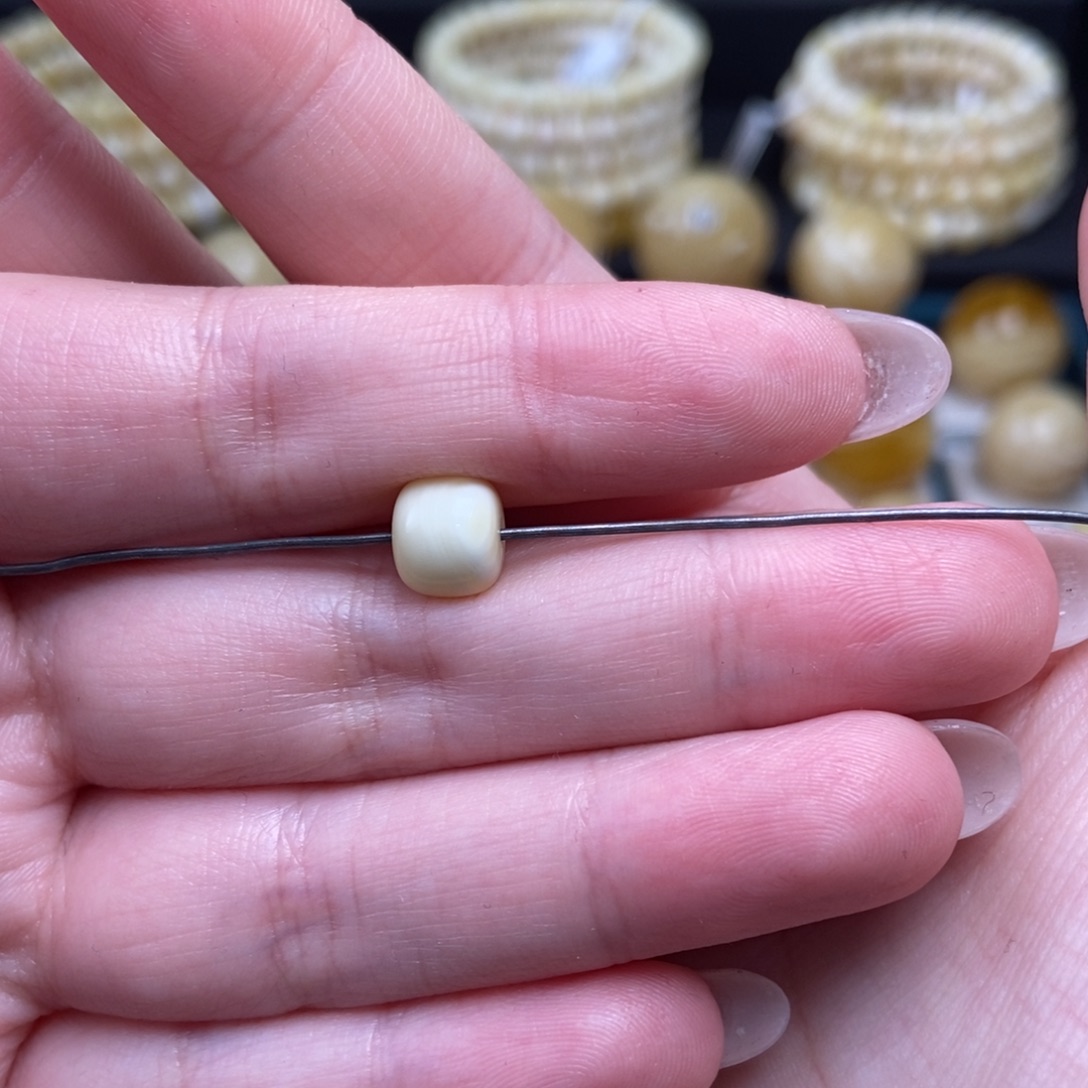 抬***儿蜜蜡未镶嵌珠宝奇石