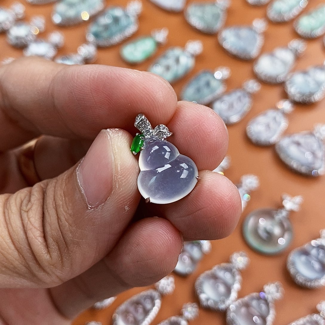 翡翠18K金镶嵌颈饰啊啊啊啊