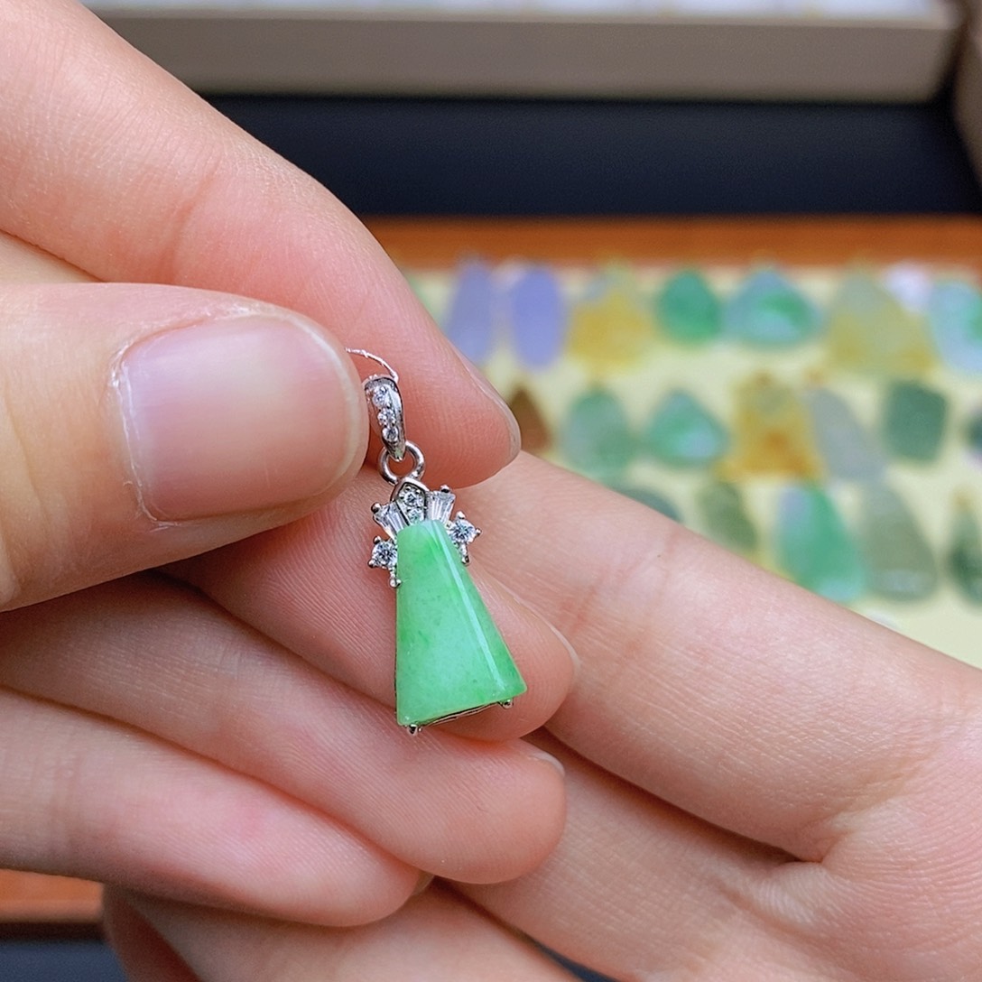 翡翠颈饰未镶嵌翡翠