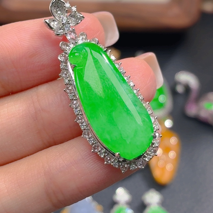 颈饰18K金镶嵌翡翠