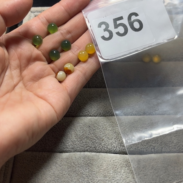 张***忧蛇纹石玉合金耳饰