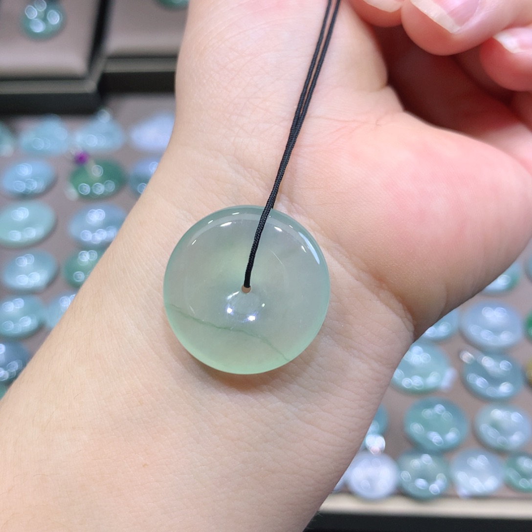 翡翠未镶嵌颈饰平安扣