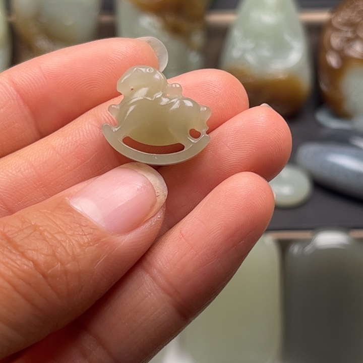 和田玉未镶嵌颈饰泡**妮