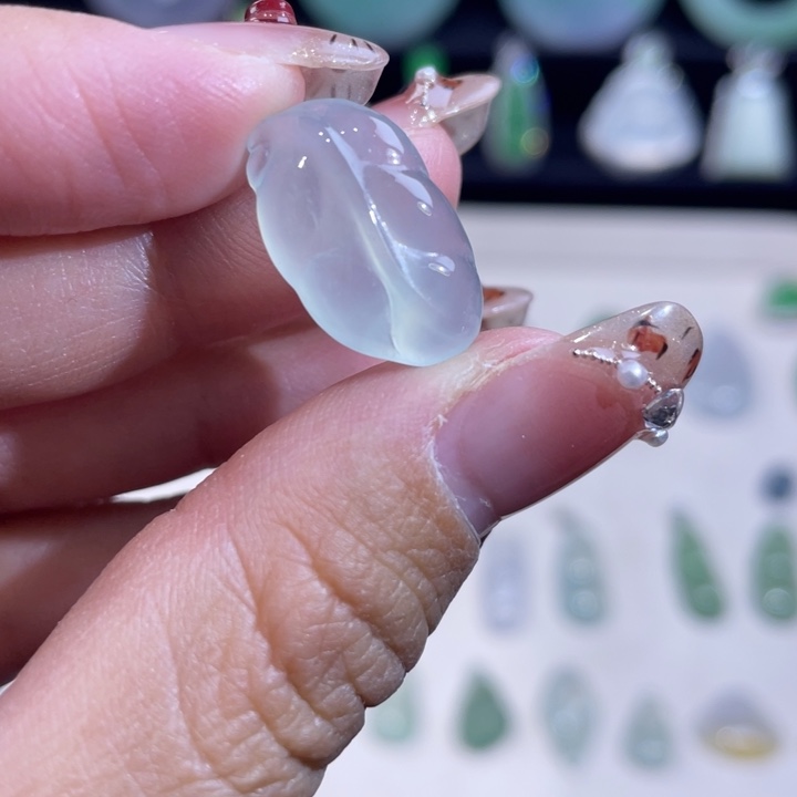 翡翠未镶嵌颈饰叶子