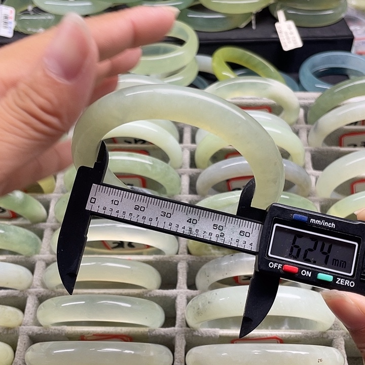 蛇纹石玉未镶嵌手镯233