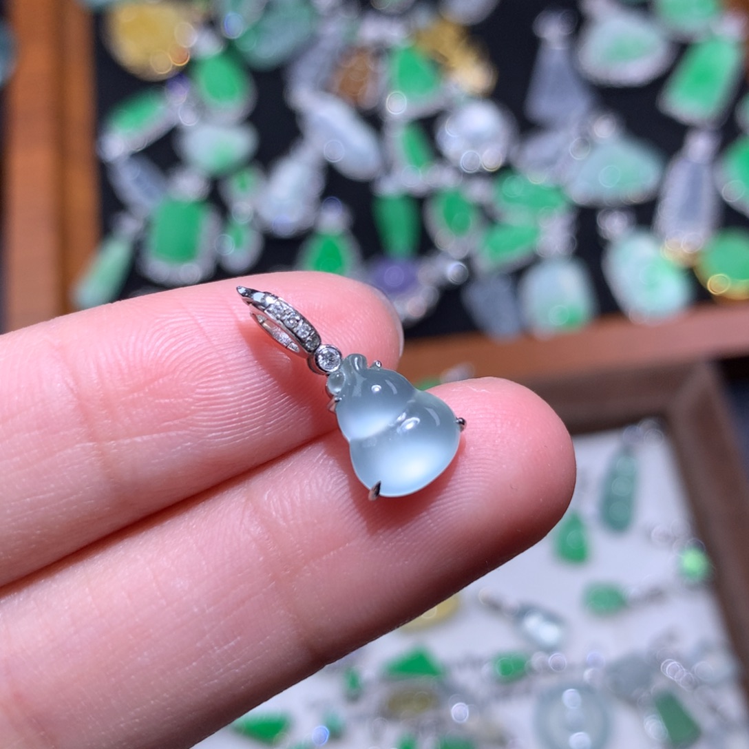 翡翠18K金镶嵌颈饰蓝冰玻璃葫芦