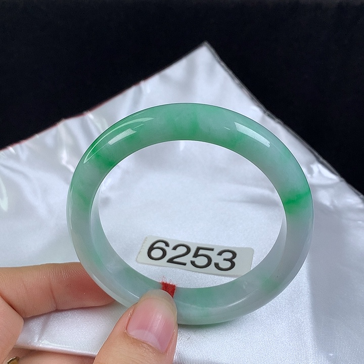 翡翠未镶嵌手镯53圈 正阳绿飘花