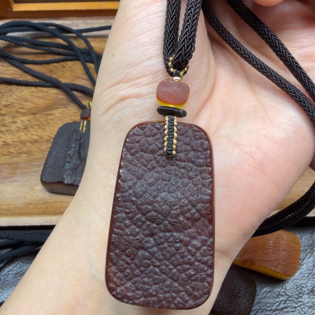 琥珀未镶嵌吊坠(赠链)