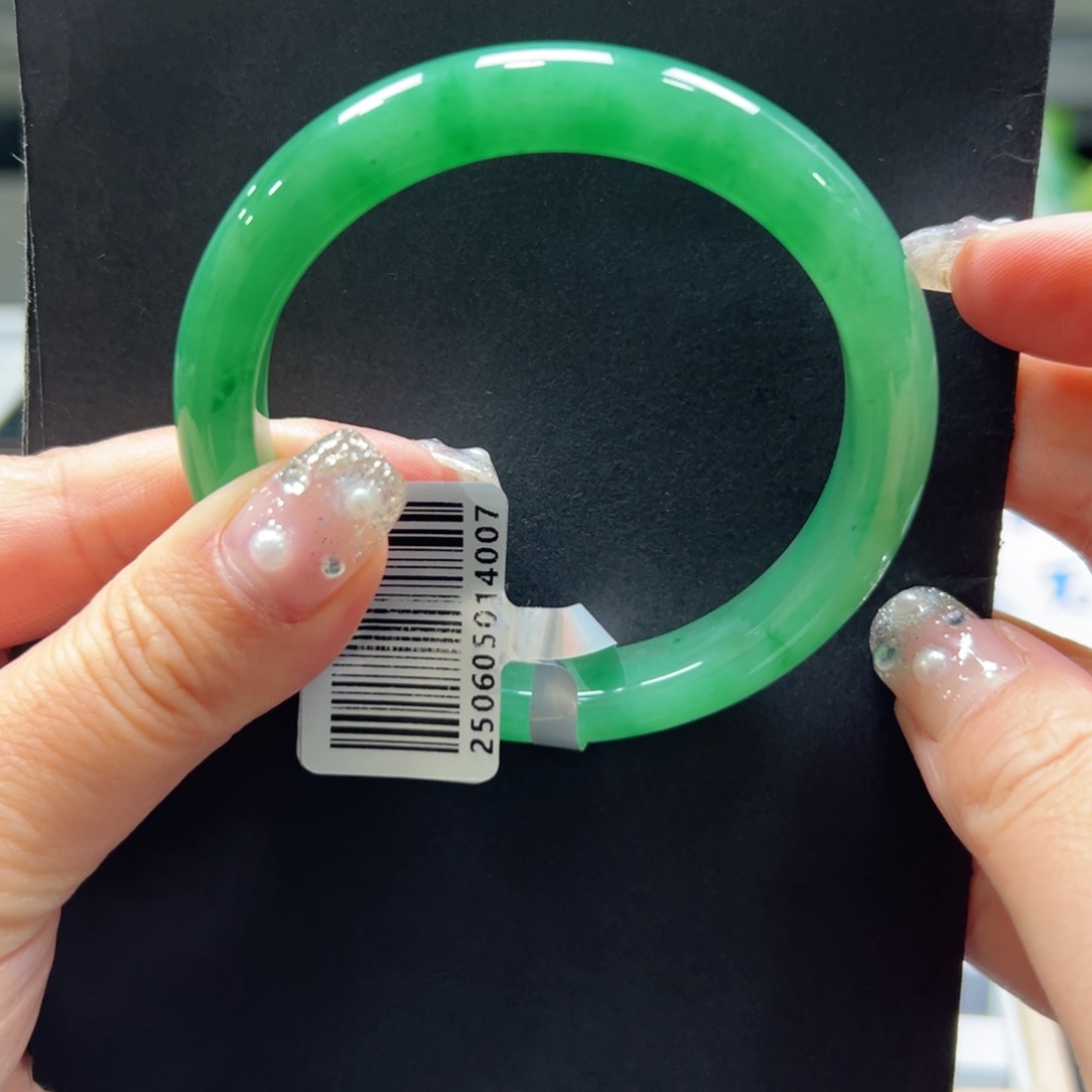 欣***雨未镶嵌手镯石英质玉