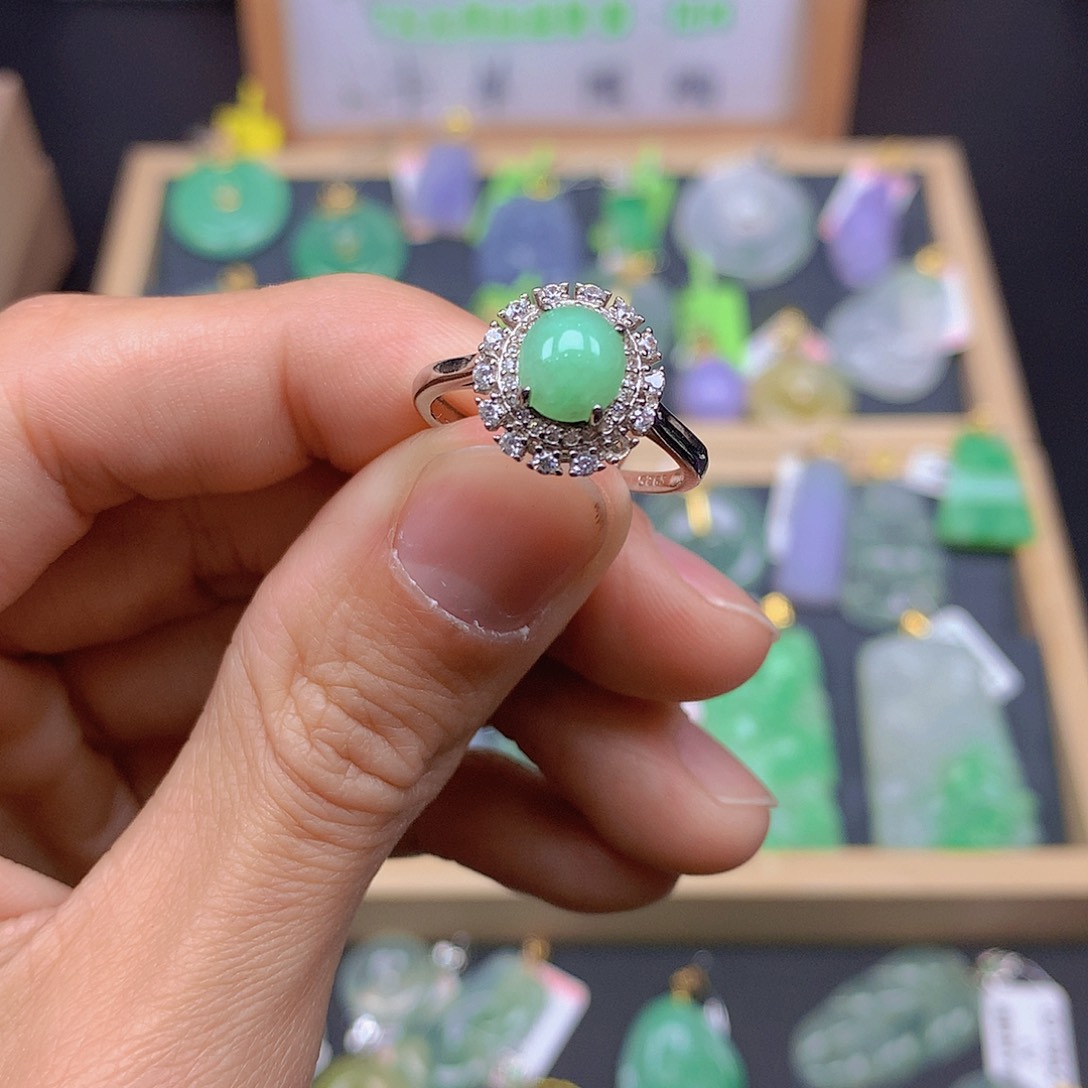 翡翠颈饰未镶嵌翡翠