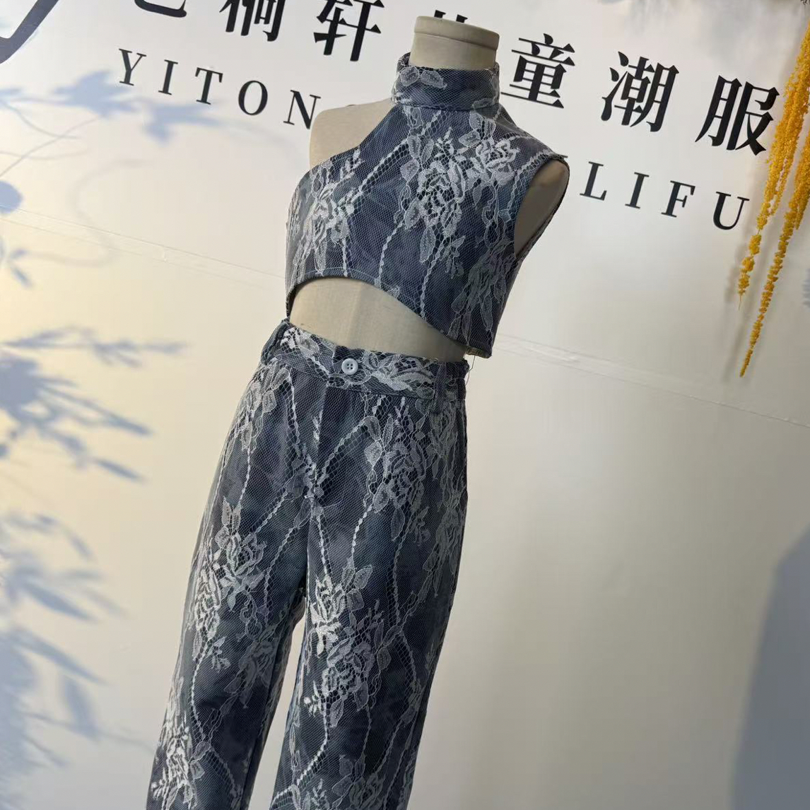 牛仔脚套装多巴胺潮服模特走秀潮服时尚服装