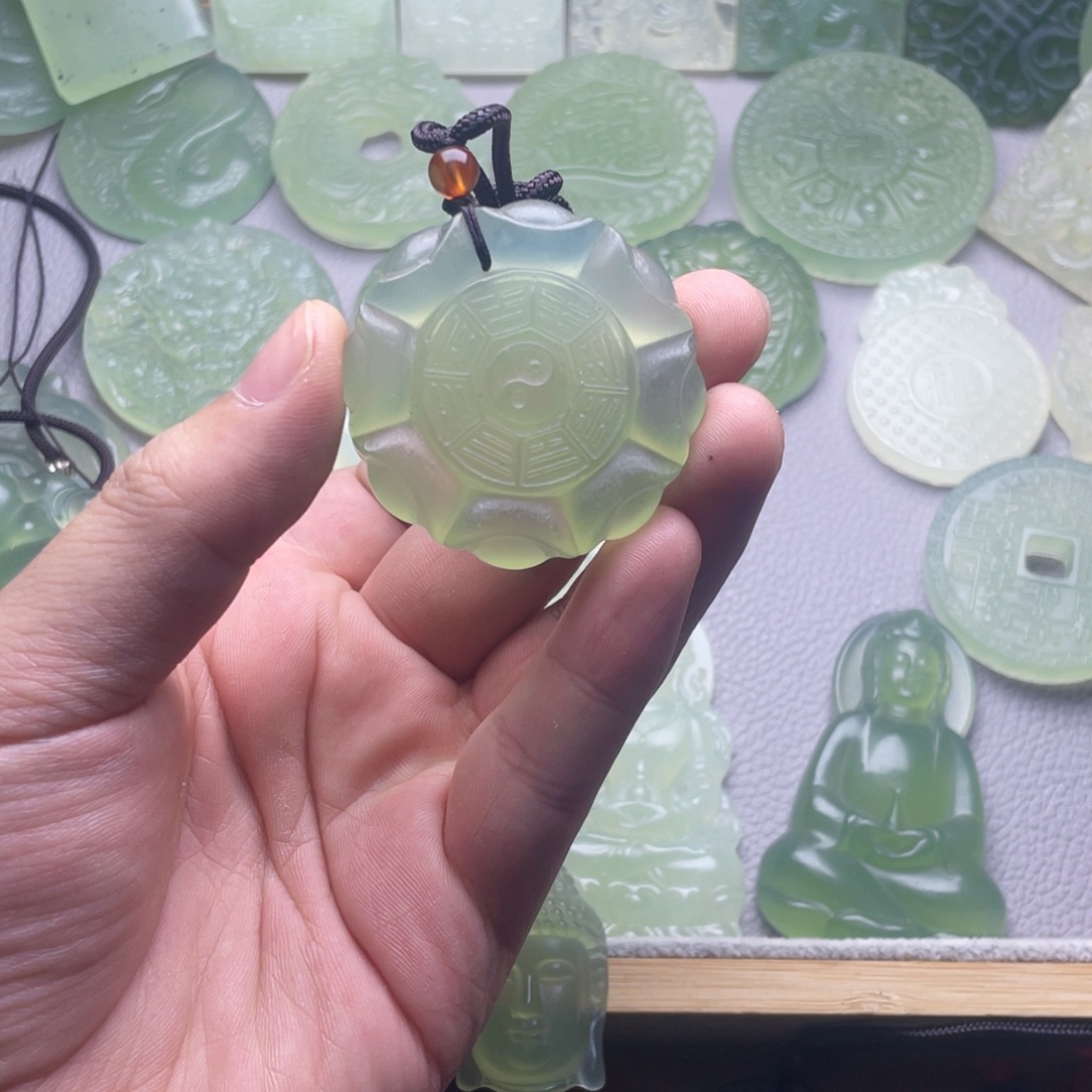 梦***唐蛇纹石玉未镶嵌颈饰