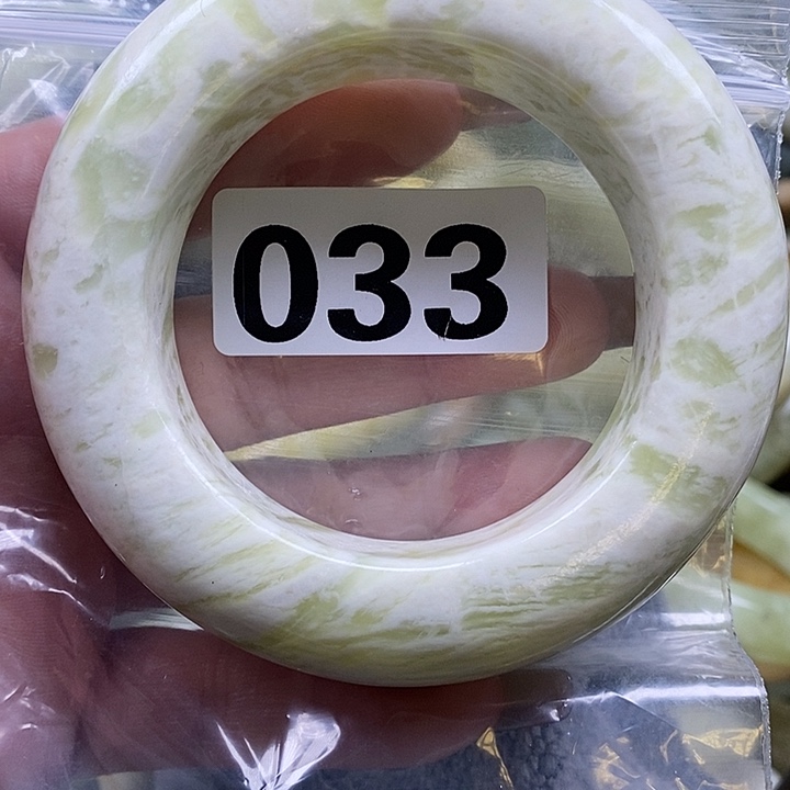 多***菜蛇纹石玉未镶嵌手镯