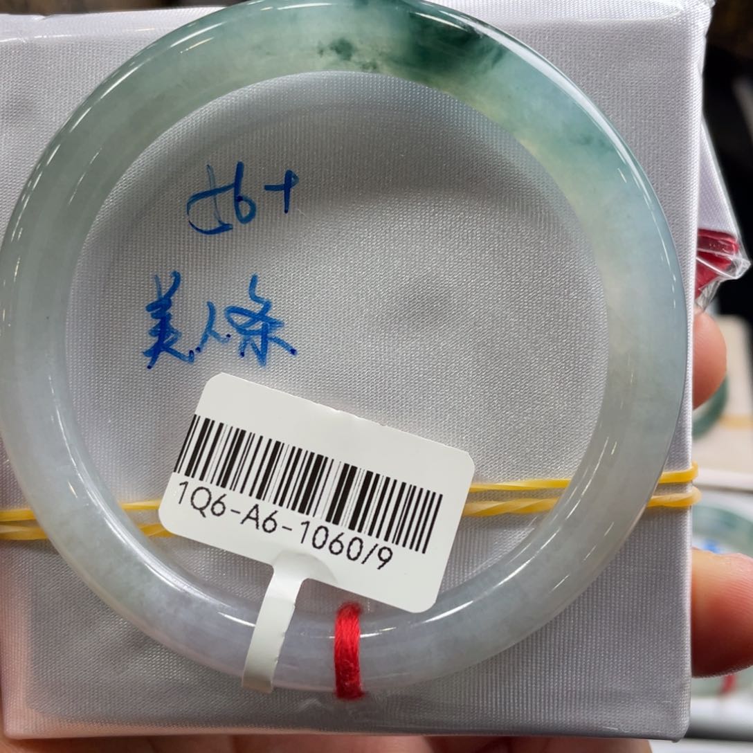 翡翠手镯未镶嵌翡翠手镯