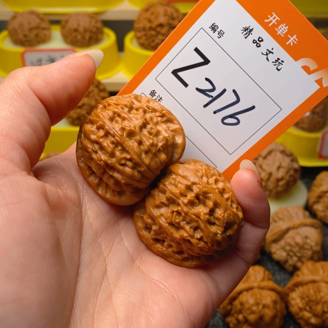 文玩核桃把件叫**柯白狮子