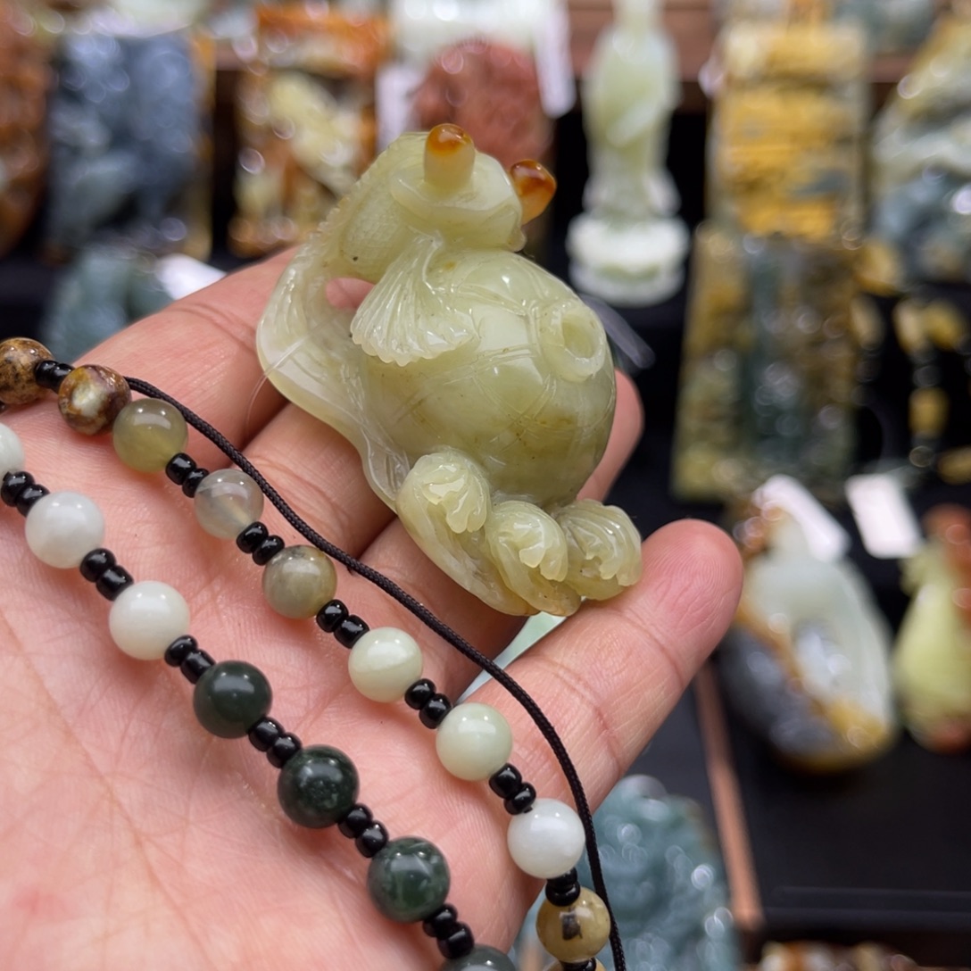 蛇纹石玉未镶嵌颈饰