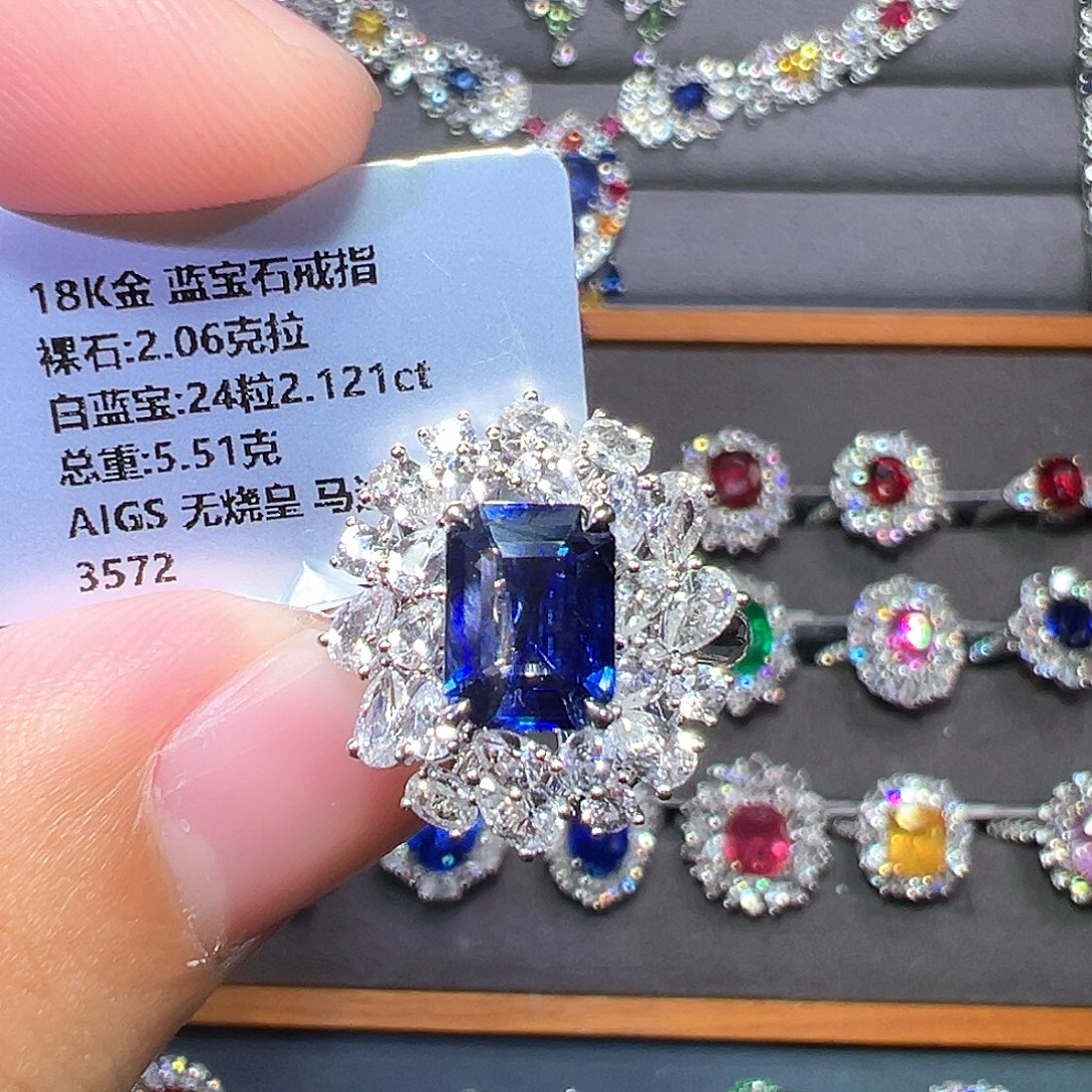 18K金镶嵌蓝宝石戒指