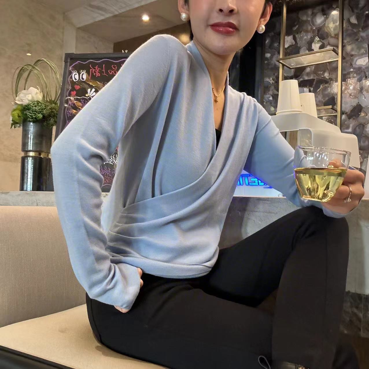 名港【修身显瘦】MG7017交叉领纯色长袖薄款设计感针织衫