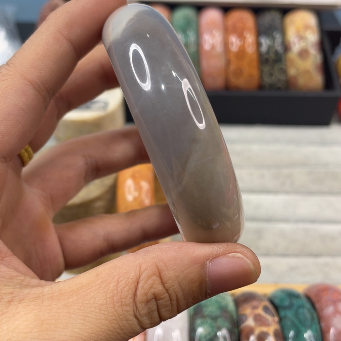 未镶嵌手镯硅化玉