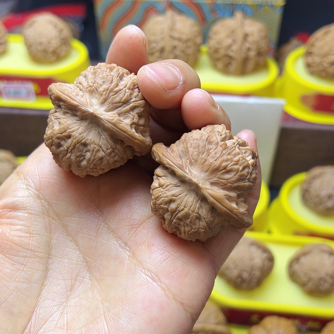 文玩核桃吊坠血麒麟41