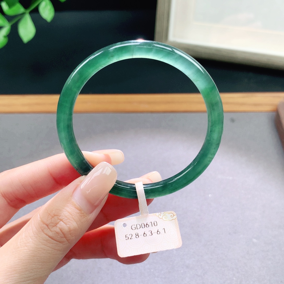 翡翠手镯未镶嵌天然翡翠