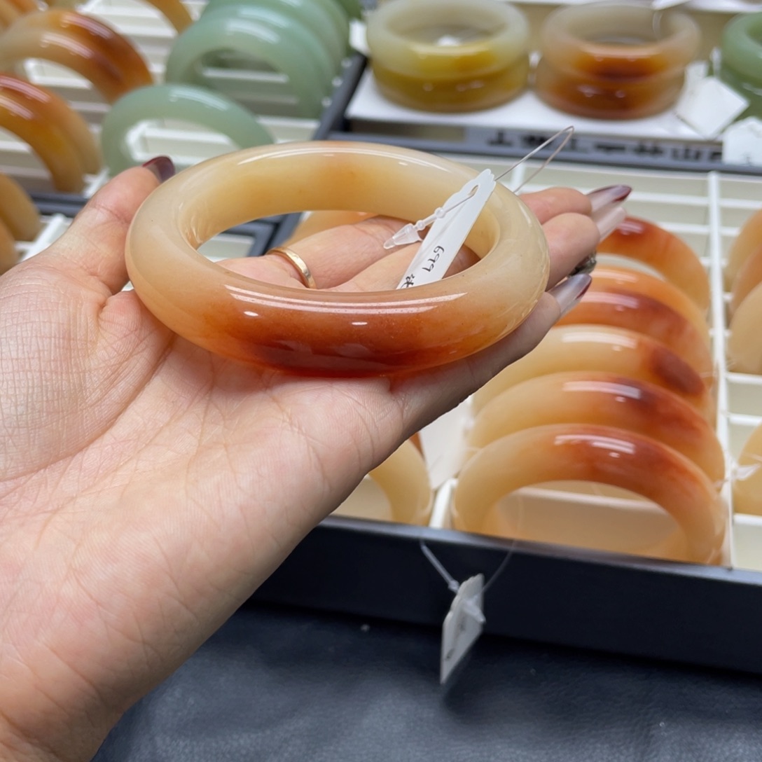 石英质玉手镯未镶嵌?*喵