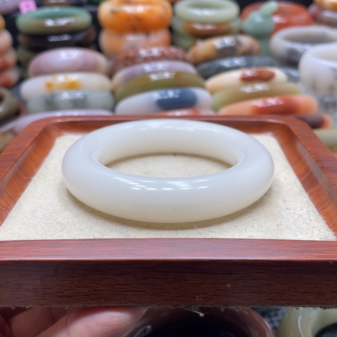 石英岩玉未镶嵌手镯